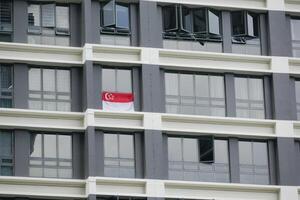 drapeaux de singapour pour la célébration de la fête nationale sur les bâtiments photo