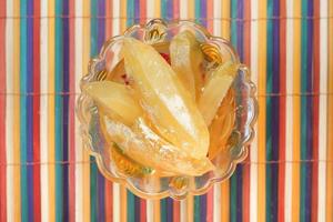 cornichon à la mangue fait maison dans un bocal en verre sur la table, photo