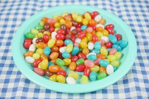 ralenti de jelly beans tombant sur une assiette, photo