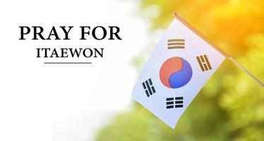 drapeau national de la corée avec arrière-plan flou et textes "priez pour itaewon", concept pour montrer un deuil pour les nombreux morts en tombant les uns sur les autres et en suffoquant dans la ville d'itaewon. photo