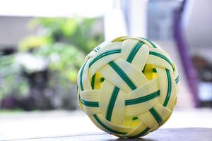 sepak takraw ball, sport populaire des pays d'asie du sud-est, mise au point douce et sélective, sport de plein air et concept d'activités récréatives. photo