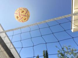 sepak takraw ball, sport populaire des pays d'asie du sud-est, mise au point douce et sélective, sport de plein air et concept d'activités récréatives. photo