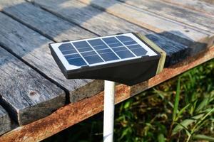 panneau photovoltaïque, nouvelle technologie pour stocker et utiliser l'énergie de la nature avec la vie humaine, l'énergie durable et le concept d'ami environnemental. photo