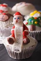 cupcakes de Noël décorés de la figure de santa macro, ver photo