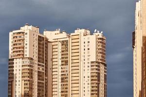 vue d'un bâtiment moderne dans un paysage urbain photo