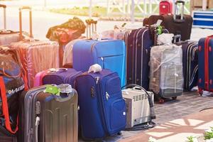 de nombreuses valises différentes dans un hôtel en attente de chargement photo