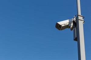 caméra de sécurité sur fond de ciel bleu. poste de vue de sécurité photo