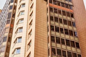 vue d'un bâtiment moderne dans un paysage urbain photo