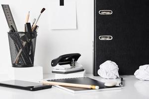 fournitures de bureau sur fond blanc photo