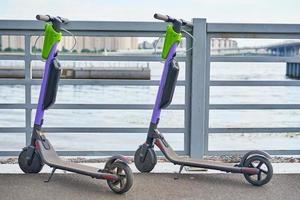 deux scooters électriques pour la ville. transports urbains modernes photo