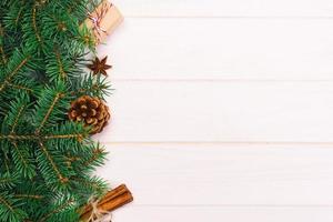 fond de noël avec espace de copie, vue de dessus. concept de vacances pour vous concevoir sur une table en bois. tonique photo