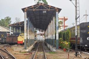 vue sur les voies ferrées du train jouet depuis le milieu pendant la journée près de la gare de kalka en inde, vue sur la voie du train jouet, jonction ferroviaire indienne, industrie lourde photo