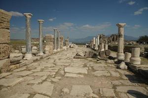 rue à colonnades à laodicée sur la ville antique de lycus à denizli, turkiye photo