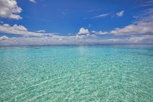 fantastique lagon de l'océan bleu ciel ensoleillé relaxant. nature de rêve beau paysage marin. concept de terre d'écologie d'énergie positive d'infini d'inspiration méditative. nature abstraite paisible vue sur la mer arrière-plan photo