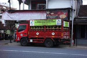 magelang, indonésie, 2022- camion à gaz gpl pour les besoins de la communauté. photo