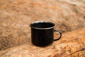 sibérie, russie. la tasse en métal noir sur un arbre dans une forêt photo