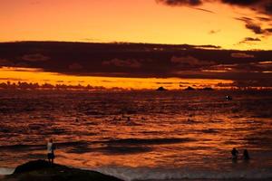 rio de janeiro, rj, brésil, 2022 - les gens en silhouette regardent le coucher du soleil au rocher d'arpoador, plage d'ipanema photo