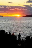 rio de janeiro, rj, brésil, 2022 - les gens en silhouette regardent le coucher du soleil au rocher d'arpoador, plage d'ipanema photo