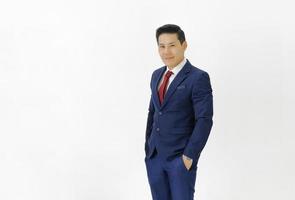 homme d'affaires asiatique d'âge moyen intelligent portant costume et cravate pose debout isolé sur fond blanc de studio, espace de copie. photo