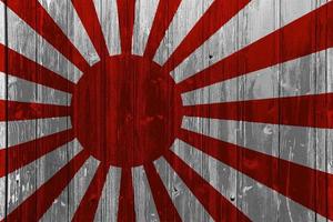 drapeau impérial de la marine japonaise sur un fond texturé. collage conceptuel. photo