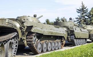 une colonne de véhicules blindés et de chars. forces armées nationales. matériel et troupes militaires. guerre en ukraine. construire ou construire des véhicules de combat. armes blindées. moyens des forces armées. photo