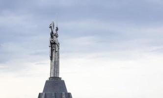 statue de la patrie contre le ciel bleu. la plus haute statue d'ukraine. il est situé sur le territoire du musée de l'histoire de l'ukraine pendant la seconde guerre mondiale. Ukraine, Kyiv - 08 octobre 2022. photo