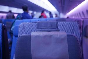 sièges d'avion passagers vides de couleur violette dans la cabine photo