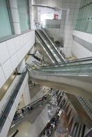 singapour, marina bay 12 juin 2022. escalator du centre commercial plaza singapore photo