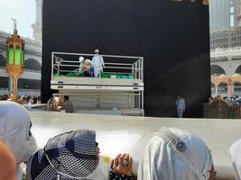 mecque, arabie saoudite, octobre 2022 - des pèlerins de différents pays du monde sont près de kaaba dans la cour de masjid al haram, mecque, arabie saoudite. photo