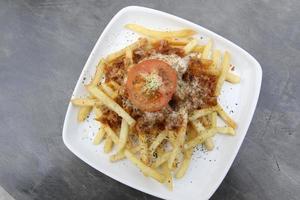 pommes de terre frites avec garniture au fromage photo