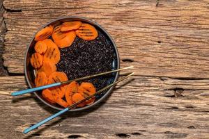 la nourriture saine a du riz noir et des légumes sur la table. photo