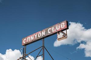 ancienne bannière du club de canyon avec ciel bleu en arrière-plan dans la vieille ville en été photo