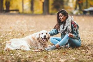 s'amuser avec un chien aimant photo