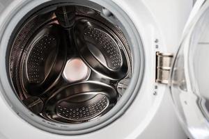 machine à laver avec la porte ouverte après le lavage, pour sécher et ventiler l'intérieur de la machine à laver. fermer. photo