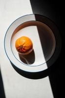 orange sur assiette photo