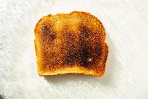 toast abstrait sur blanc photo