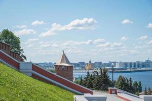 nijni novgorod, russie. - 22 juillet 2022. vue sur le confluent des fleuves volga et oka depuis le territoire du kremlin de nizhny novgorod. mise au point sélective. photo