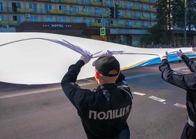 dnipro, ukraine - 09.11.2021 les citoyens célèbrent la journée de la ville. les policiers portent un drapeau festif.