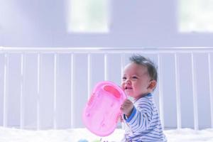 les enfants les tout-petits les filles jouent à la maison, à la maternelle ou à la crèche. photo