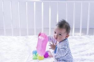 les enfants les tout-petits les filles jouent à la maison, à la maternelle ou à la crèche. photo