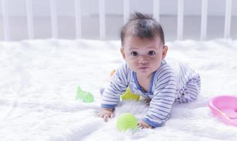 les enfants les tout-petits les filles jouent à la maison, à la maternelle ou à la crèche. photo