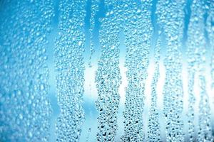 texture de verre embué en automne. gouttes d'eau sur la fenêtre photo