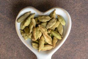 gousses de cardamome verte en forme de coeur photo