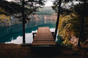 quai en bois sur une falaise photo