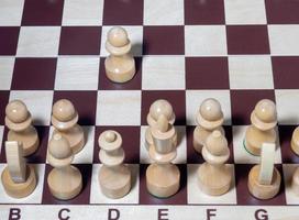 échiquier avec chiffres. jeu d'échecs en bois. jeux de société. emplacement des adversaires. contre-stratégie. photo