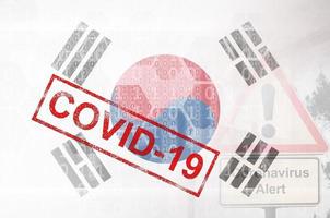 drapeau de la corée du sud et composition abstraite numérique futuriste avec timbre covid-19. concept d'épidémie de coronavirus photo