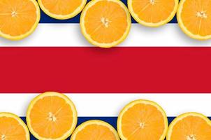 drapeau du costa rica dans le cadre horizontal de tranches d'agrumes photo
