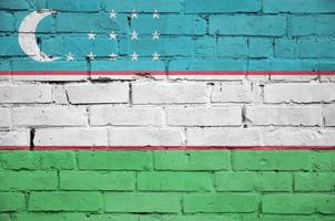 le drapeau de l'ouzbékistan est peint sur un vieux mur de briques photo