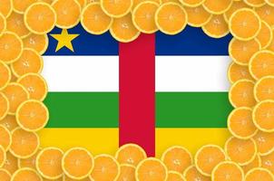 drapeau de la république centrafricaine dans un cadre de tranches d'agrumes frais photo