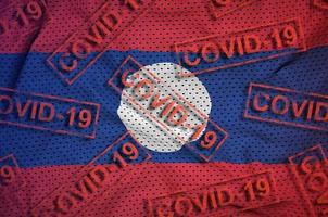 drapeau du laos et de nombreux timbres rouges covid-19. coronavirus ou concept de virus 2019-ncov photo